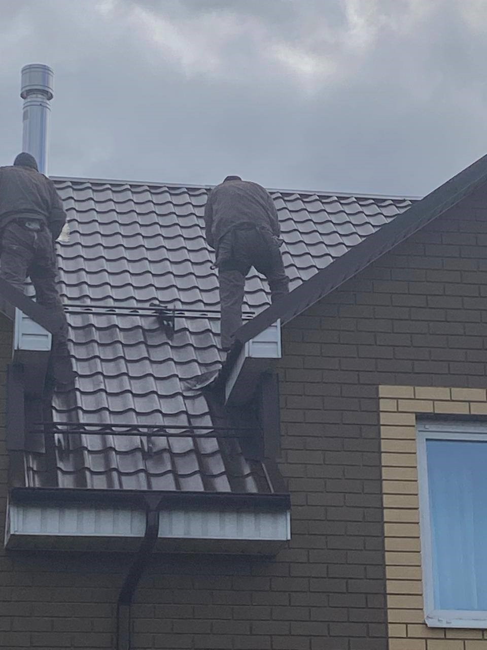 Монтаж снегозадержателей