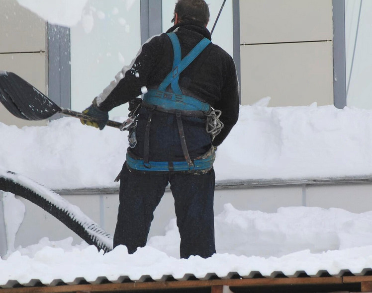 Уборка снега с крыш